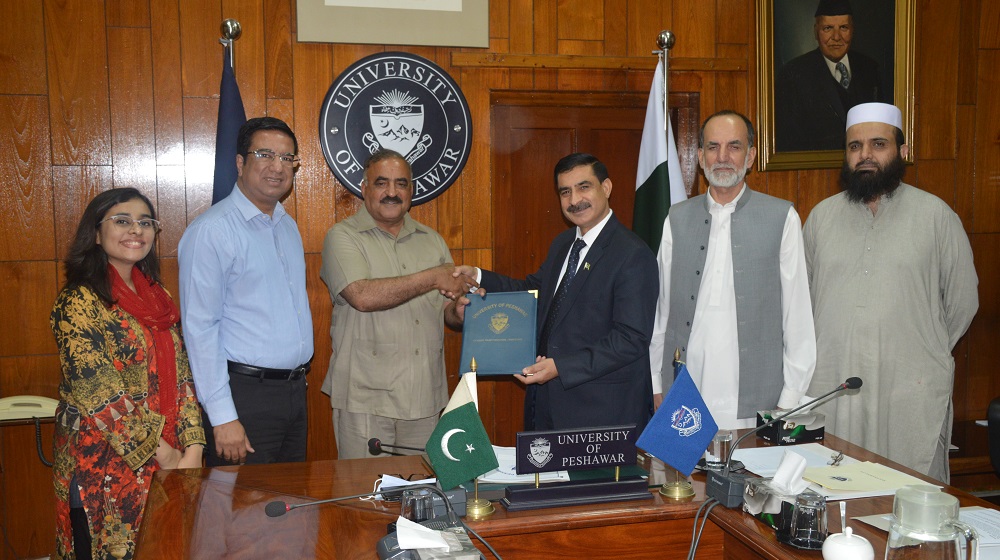 MoU signed between China Study Cell, UoP and Center for Global & Strategic Studies. Vice Chancellor Prof Dr Muhammad Idrees, Director China Study Cell Prof Dr Zahid Anwar, Executive Director CGSS Lt.Col. Khalid Taimur Akram and Vice President CGSS Maj. Gen. Hafiz Masroor Ahmed signed the MoU.