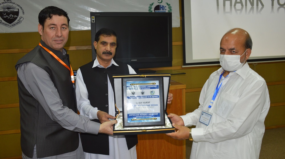 Director CRL Dr Asghar Ali presents a sounenir to Vice Chancellor Prof Dr Muhmammad Idrees at the eve of inaugurating 5-day training workshop on Scanning Electron Microscope (SEM), X-Ray Diffractometer (XRD), Atomic Absorption Spectrometer (AAS) and High-Performance Liquid Chromatography (HPLC).