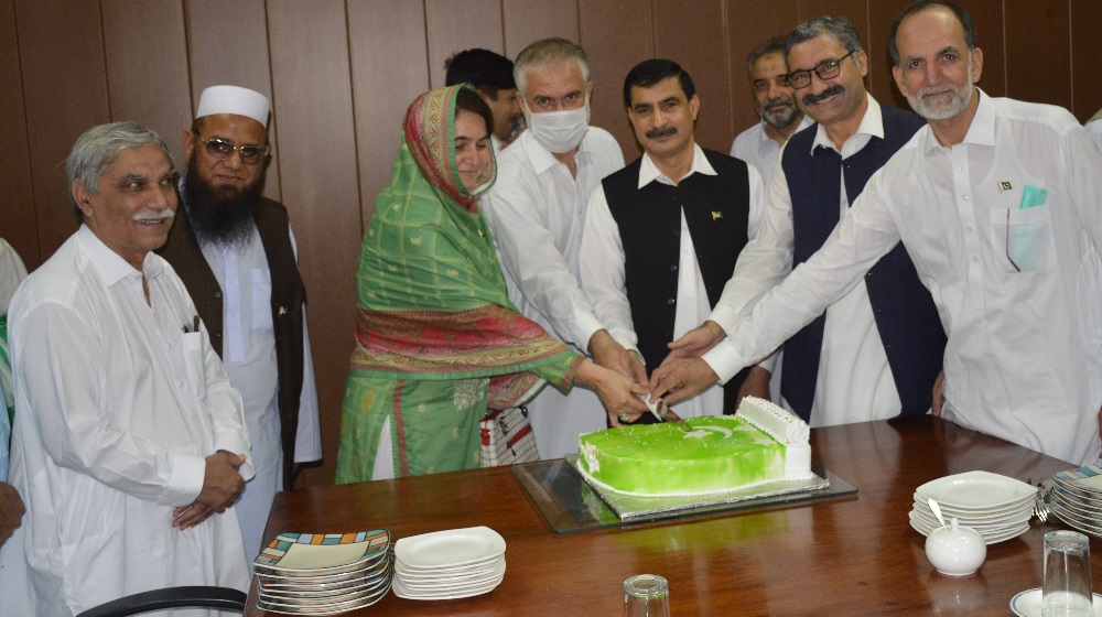 A cake cutting ceremony in connection with Independence Day celebrations was held at UoP.  Vice Chancellor Prof Dr. Muhammad Idrees,  Pro Vice Chancellor Prof Dr Muhammad Abid, Registrar, Deans and Departmental heads cut the cake as part of independence day celebrations.