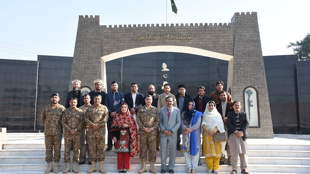 Faculty of University of Peshawar along with focal person Arif Khan  is honoured with the Corps Commander Lieutenant General Shaheen Mazhar Mehmood, at the conclusion of visit  at the martyrs memorial of XI Corps on 9th January, 2019.
