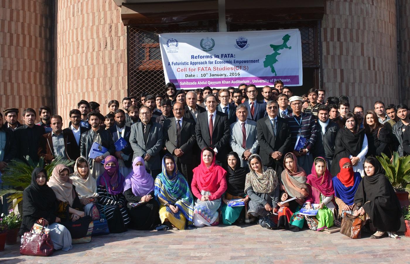 Secretary Safron Shehzad Arbab and VC UoP Prof. Dr. Muhammad Rasul Jan in group photo with particpants of workshop on FATA reforms at the University of Peshawar