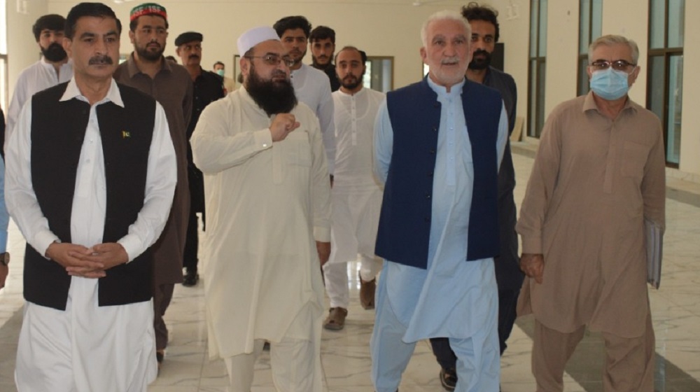 Vice Chancellor Prof Dr Muhammad Idrees welcomed Member KP assembly Humayun Khan on his visit to  University of Peshawar for under construction Central Library, Criminology & Forensic Studies and Incubation Centers. MPA  expressed his happiness for new buildings.