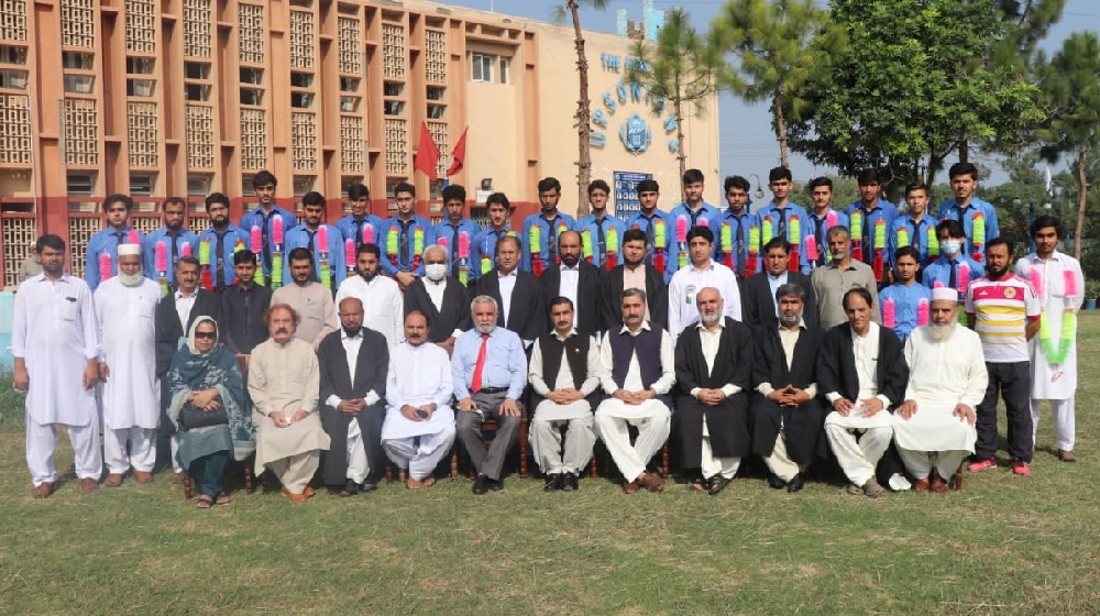 Vice Chancellor UoP Prof. Dr. Muhammad Idrees presented prizes to top position holders of University Public School in Matriculation Examination. Principal UPS Rafiq Khattak, teachers and Registrar University of Peshawar Saifullah Khan attended the ceremony.