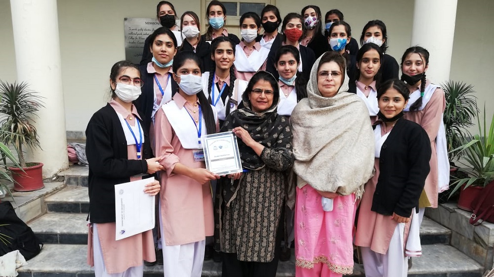 Students of Jinnah College for Women in a group photo with Principal Dr. Tazeen Gul after the certificate distribution regarding Model Making Competition organized by Department of Geography, UoP