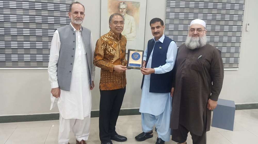 Vice-Chancellor, University of Peshawar Prof Dr. Muhammad Idrees presents a souvenir to the Ambassador of the Republic of Indonesia to Pakistan, Adam Mulawarman Tugio upon his visit to UoP, while accompanied by Pro-Vice-Chancellor Prof Dr. Zahid Anwar and Prof Dr. Yorid Ahsan Zia.