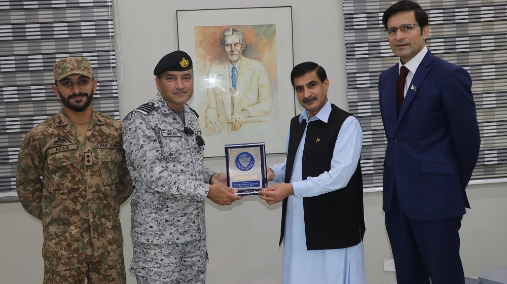 Vice Chancellor Prof Dr Muhammad Idrees presents a shield to Rao Imran, Deputy Commandant, Pakistan Navy War College, Lahore on his visit to UoP while accompanied by Prof Dr Hussain Shaheed Soherwordi.