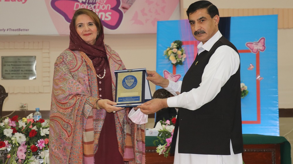 Vice Chancellor Prof Dr Muhammad Idrees presents a souvenir to Samina Arif Alvi (1st Lady), on her visit to University of Peshawar.