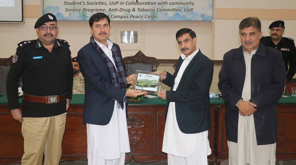 Vice Chancellor Prof Dr Muhammad Idrees presents a souvenir to the Director General Excise Mehmood Aslam on the eve of campaign themed 