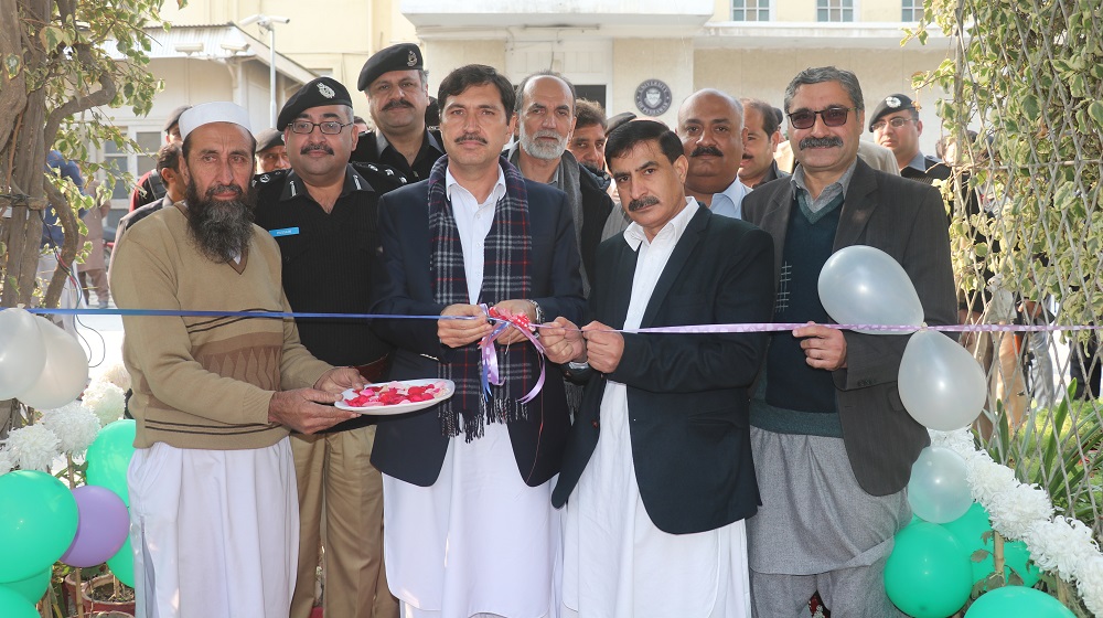 Vice Chancellor Prof Dr Muhammad Idrees inaugurated chrysanthemum exhibition at University of Peshawar while accompanied by DG Excise Mehmood Aslam,  Mr Zameer Butt Assistant Director ANF,  Mr Shehzad Kokab SSP investigation,  Aizaz Khan, Director DOST foundation and UoP Officers