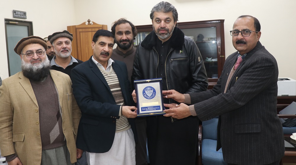 Vice Chancellor Prof Dr Muhammad Idrees presents a souvenir to the Minister of State for Parliamentary Affairs, Ali Muhammad Khan upon his visit to University of Peshawar.