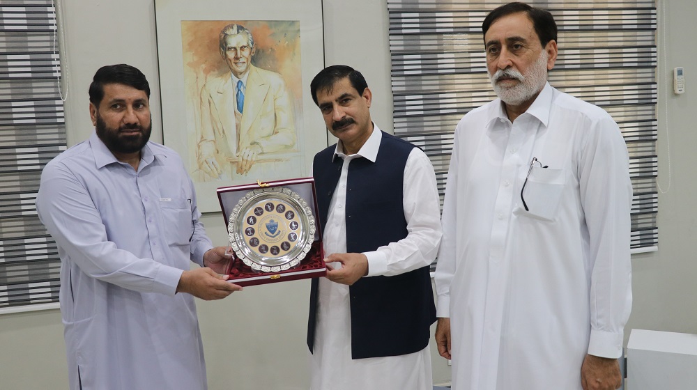 Vice Chancellor Prof Dr Muhammad Idrees presenting a souvenir to Dr Noor Muhammad, Chairman Department of Sport Sciences & Physical Education, Gomal University, D.I.Khan upon his visit to the University of Peshawar.
