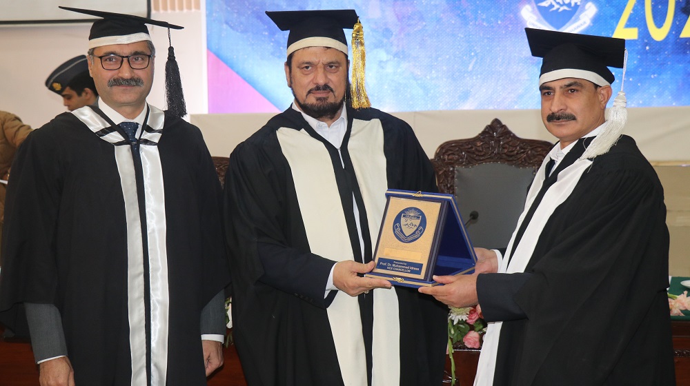 Vice Chancellor UoP Prof. Dr. Muhammad Idrees presenting shield to H.E. Mr. Ghulam Ali, Chancellor/ Governor KP at the University of Peshawar Convocation 2022.