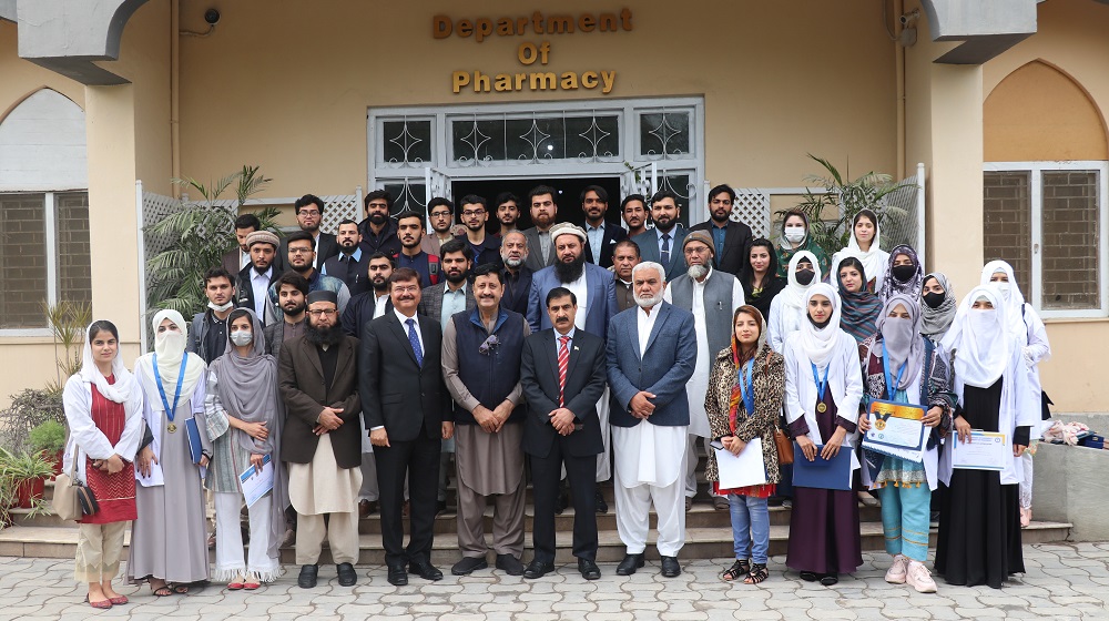 Students of Pharmacy department after receiving medals and certificates pose for a group photo with Vice Chancellor Prof Dr Muhammad Idrees, Chairman Dr Jamshaid Ali Khan, President KPPMA Dr Maqbool Khan and other faculty members.