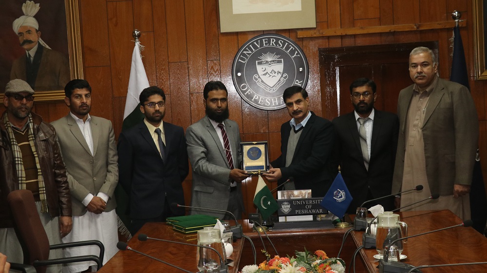 Vice Chancellor UoP Prof. Dr. Muhammad Idrees presents a souvenir to the staff of Cadet College, Kohlu, Balochistan upon their visit to University of Peshawar.