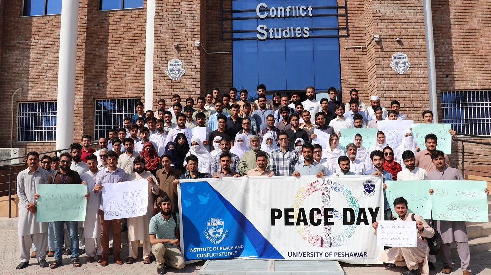 The faculty and students of IPCS, IMS, economics,statistics and Political Science gather to celebrate the World Peace Day at the facade of Institute of Peace and Conflict Studies.