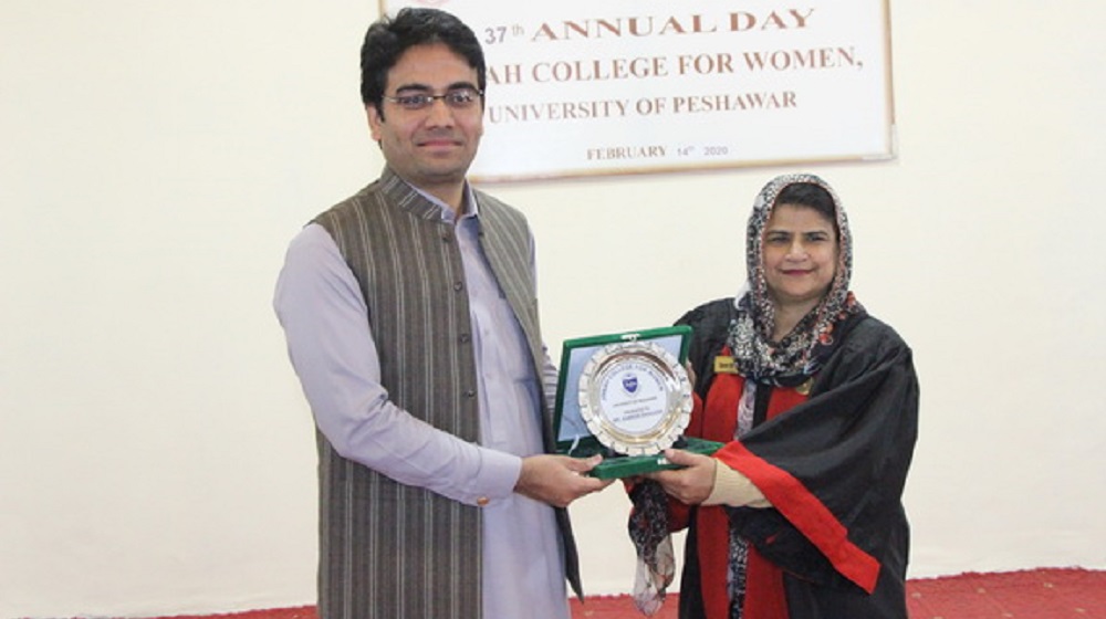 Principal Jinnah college for women Prof.Dr.Tazeen Gul is honouring the chief guest of Annual Day function  special assistant to Chief Minister on Local government  Kamran Khan Bangash on 14th February, 2020.