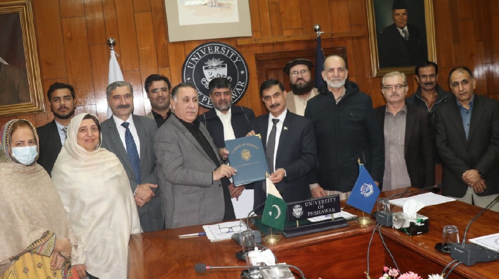 Prof. Dr. Muhammad Idrees Vice Chancellor, University of Peshawar and Mr. Yaseen Khan, Director General, Soil and Water Conservation signed MoU