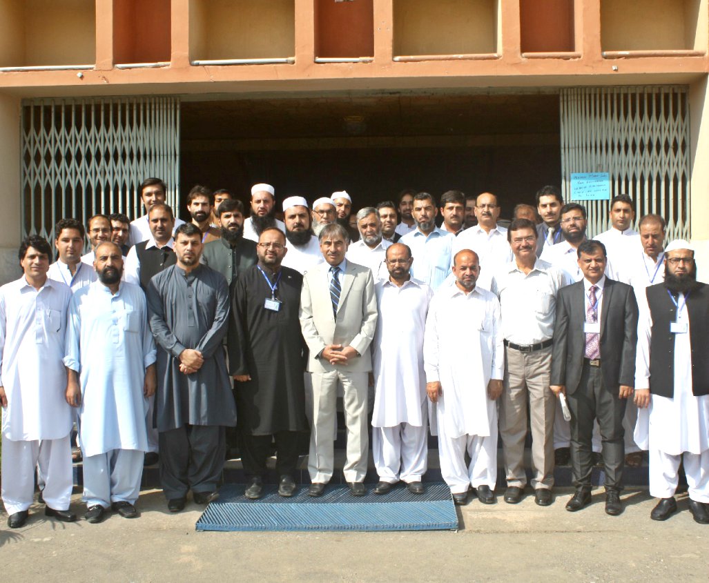 Group Photo of Vice Chancellor UoP Prof. Dr. Muhammad Rasul Jan withthe participants of seminar on Navigating the Future of Community Pharmacy in Pakistan
