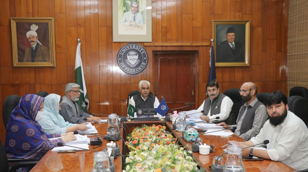 Advancing academic excellence! Vice Chancellor Prof Dr Johar Ali leads a productive meeting of the Advance Studies Committee, paving the way for groundbreaking research and discoveries.
