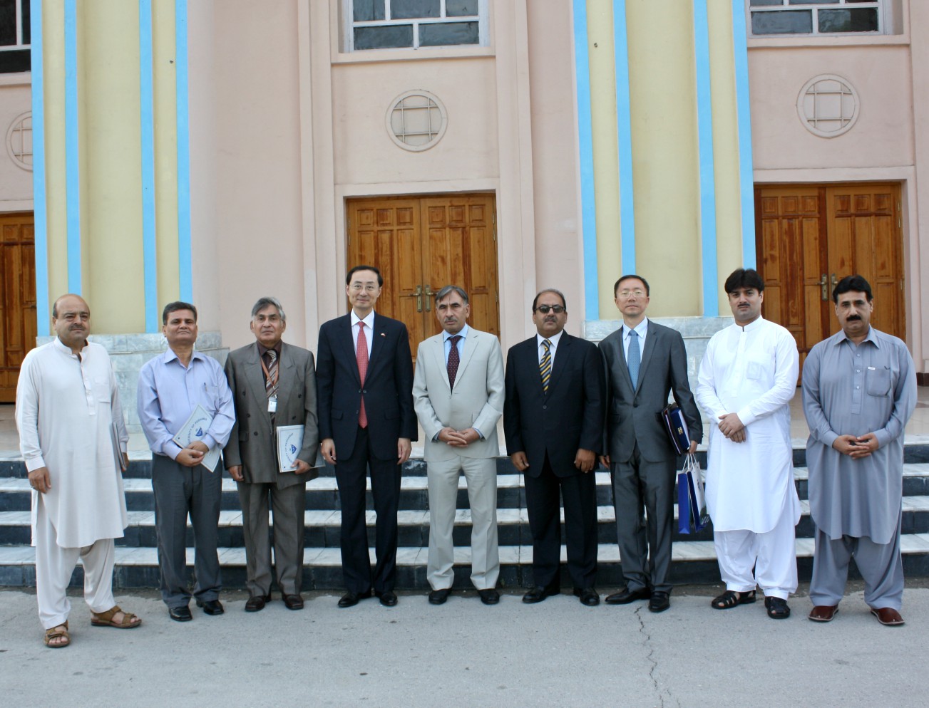 His Excelency Sun Weidong  in group photo with VC UoP during his visit at the University of Peshawar