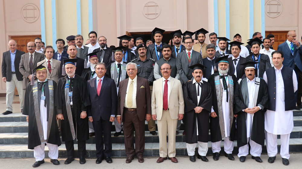 Governor KP Engr. Iqbal Zafar Jhagra and VC UoP Prof. Dr. Muhammad Asif Khan in group photo with faculty, staff and students of the University on the occasion of Convocation 2017