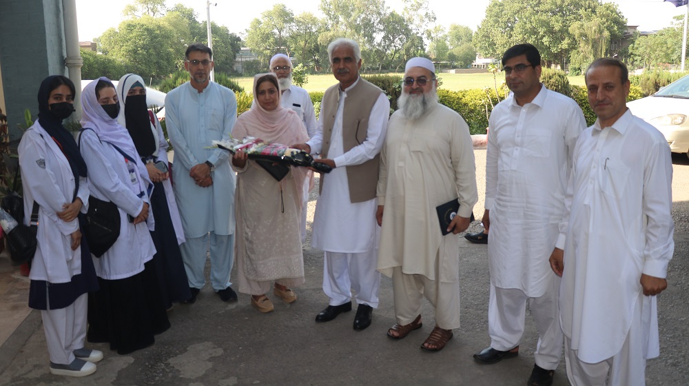 Prof. Dr. Shumaila Rauf presents a bouquet to VC Prof. Dr. Johar Ali upon his visit to the Institute of Health Sciences, showcasing the faculty's warmth and respect