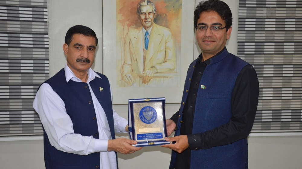 Vice Chancellor UoP, Prof. Dr. Muhammad Idrees, presents a souvenir to the Special Assistant to KP Chief Minister for Information and Higher Education Kamran Bangash.