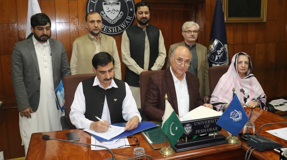 Vice Chancellor Prof Dr Muhammad Idrees and Prof Dr Iftikhar Hussain, Vice Chancellor UET signed the memorandum of understanding to share the common interest and goal in reducing the stress of the students and staff through the Department of Psychology, UoP.