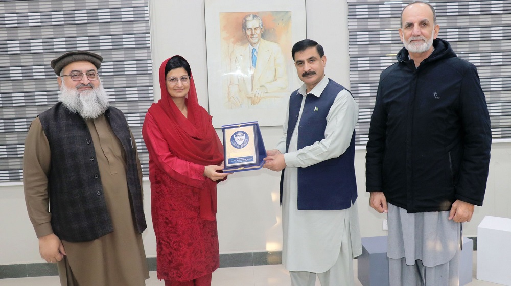 Vice Chancellor Prof Dr Muhammad Idrees presents a souvenir to Prof Dr Rubina Farooq, Vice Chancellor Government College Women University Faisalabad upon her visit to the University of Peshawar.