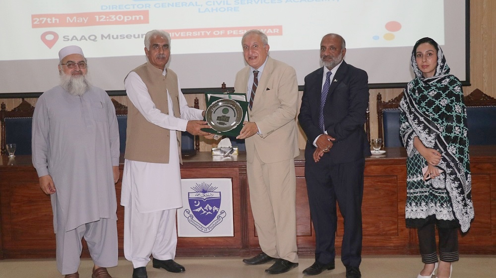 Strengthening ties between academia and civil service! VC Prof Dr Johar Ali welcomes DG CSA Farhan Aziz Khawaja to University of Peshawar, presenting him with a souvenir after a productive career counseling session