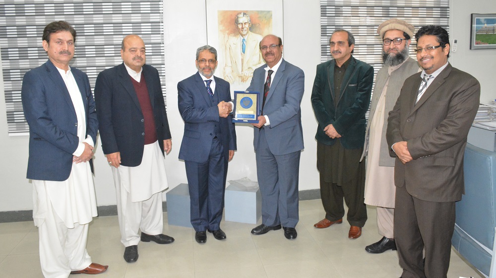 His Excellency Yemen Ambassador to Pakistan Mohammed Mohatar Alashabi is receiving souvenir from the Vice Chancellor, University of Peshawar  Prof. Dr. Muhammad Asif Khan before delivering a presentation at the department of History on 27th February, 2019.